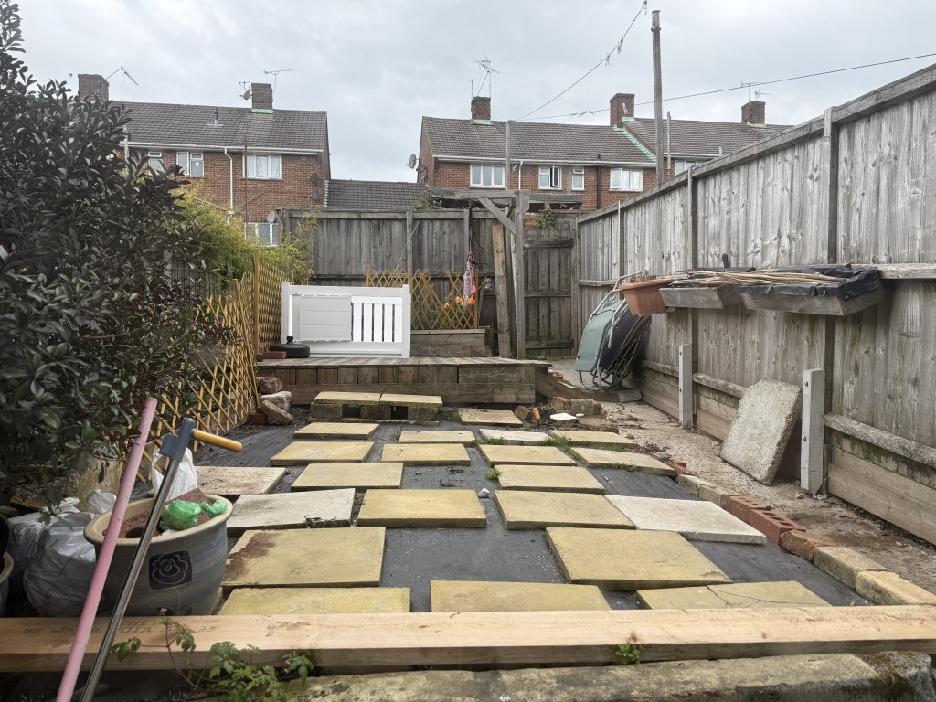 Lot: 111 - FREEHOLD HOUSE FOR INVESTMENT - Enclosed rear garden